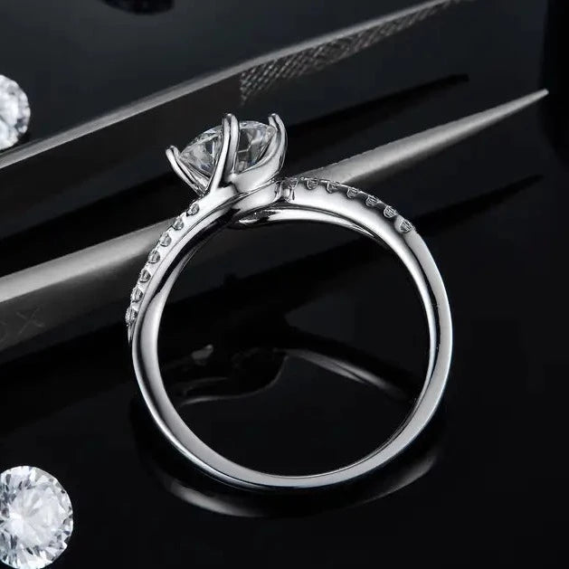 This elegant ring features a brilliant 1.00ct moissanite, set in a traditional and polished sterling silver setting.