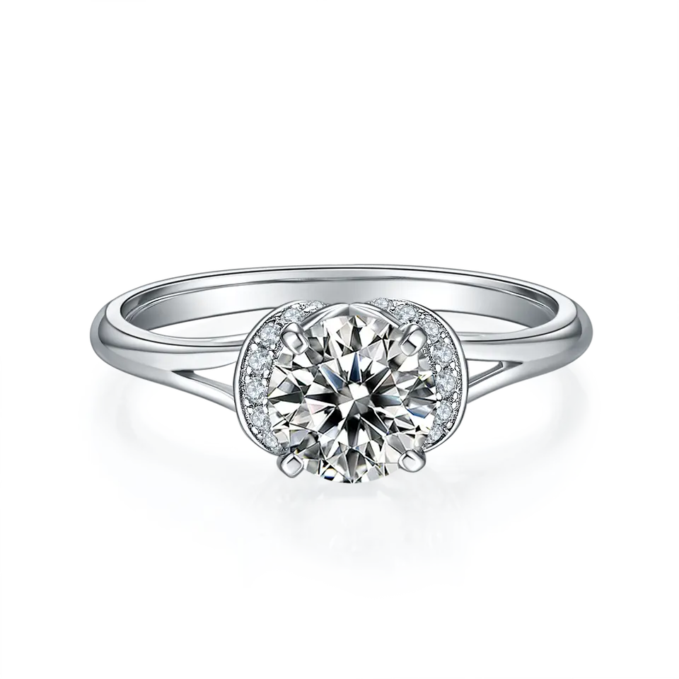 A classic and sophisticated sterling silver engagement ring, highlighting a stunning 1.00ct moissanite gemstone.