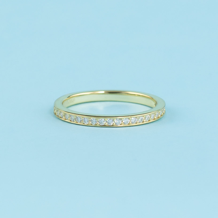 This wedding band set showcases brilliant moissanites set in a pave style, adding a touch of refined shimmer to the warm hue of 9ct yellow gold.