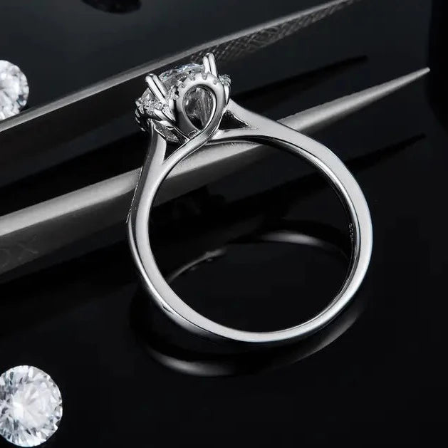 This ring features a brilliant 1.00ct moissanite complemented by a modern and eye-catching halo setting.