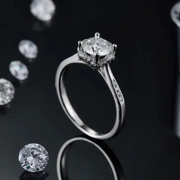 A stunning and contemporary engagement ring showcasing a 1.00ct moissanite surrounded by a modern, sparkling halo.