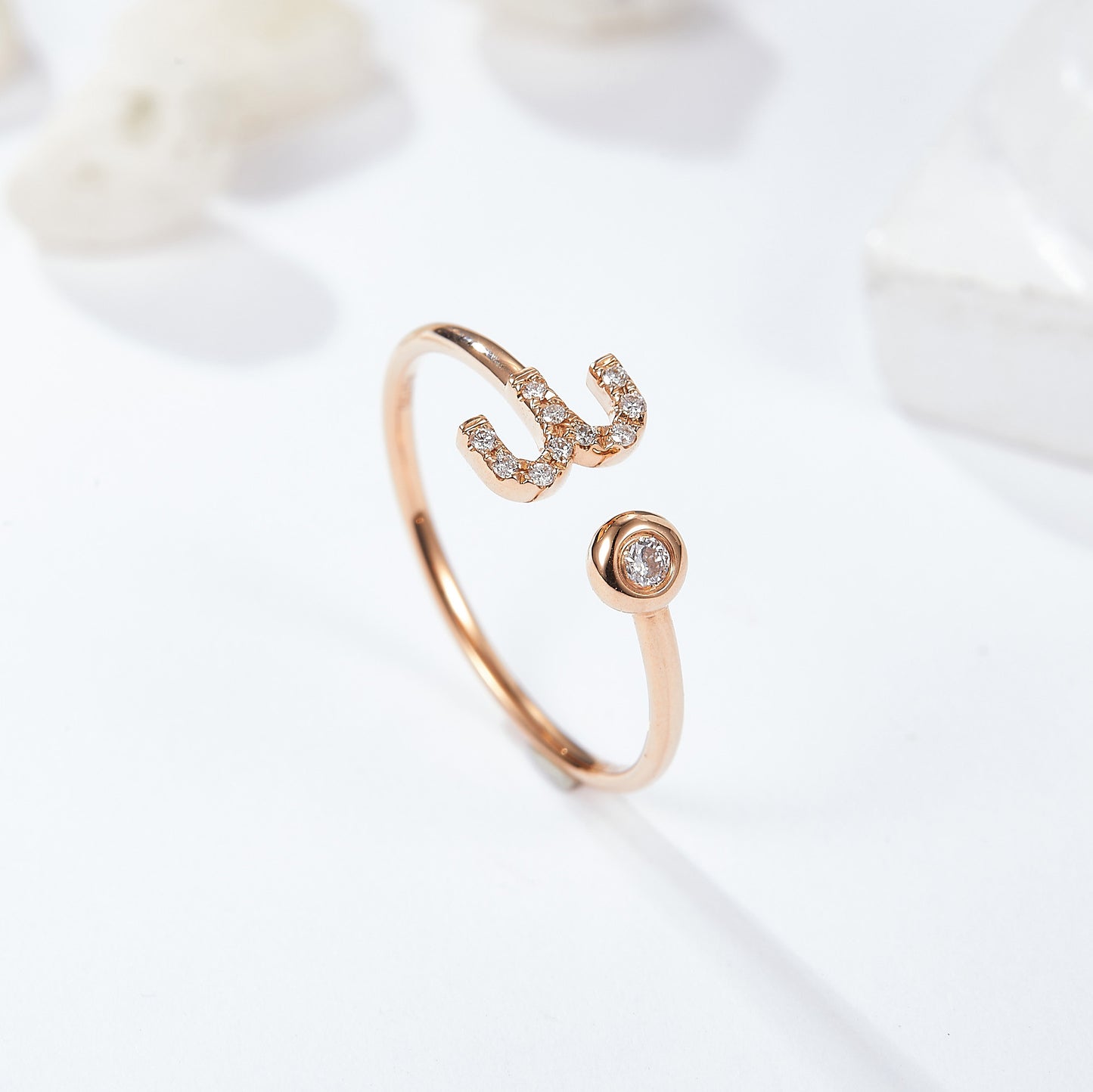 Beautiful Aries ring with a shimmering moissanite gemstone, celebrating birthdays from March 21st to April 19th.