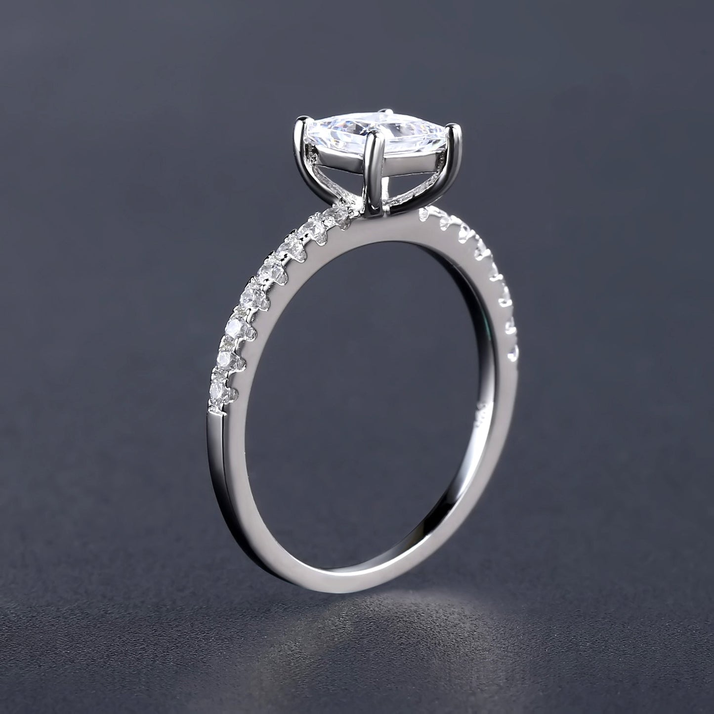 This 9ct white gold ring offers a contemporary take on a classic engagement ring style.