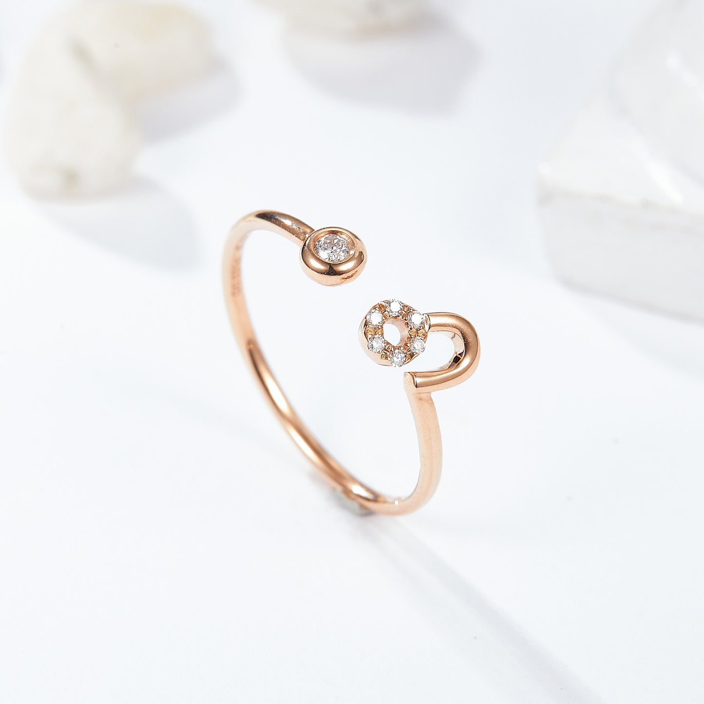 Beautiful Leo ring with a shimmering moissanite gemstone, celebrating birthdays from July 23rd to August 22nd.