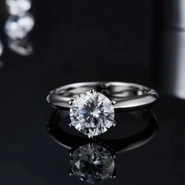 This 2.00ct moissanite engagement ring showcases a classic 6-prong Tiffany setting on a 9ct white gold band.