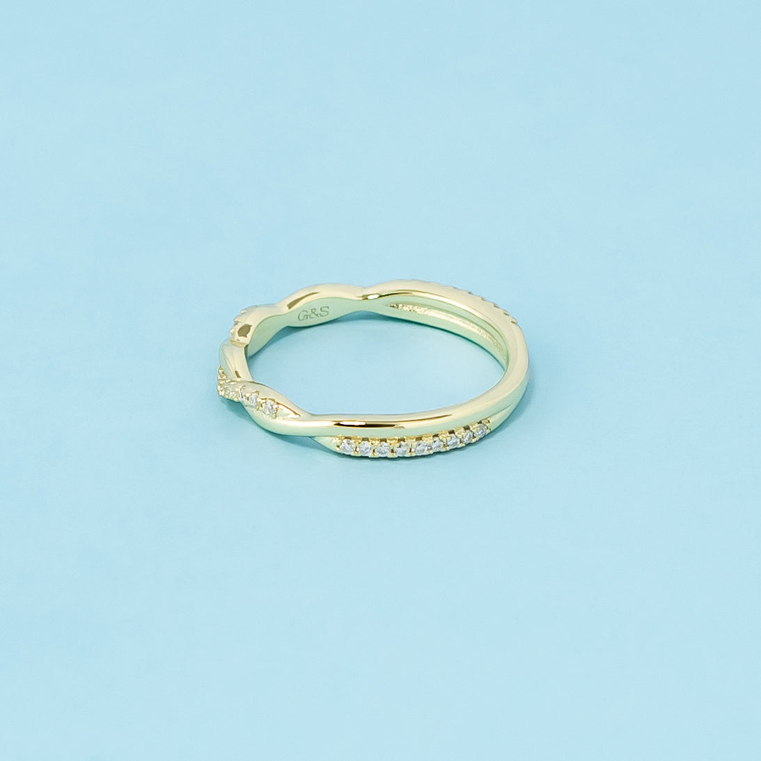 This wedding band set features a beautiful infinity design, representing infinite love, with sparkling moissanites set in a rich and radiant 9ct yellow gold band.
