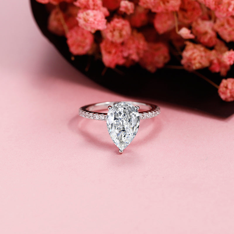 This 9ct white gold engagement ring showcases a beautifully cut pear-shaped moissanite.
