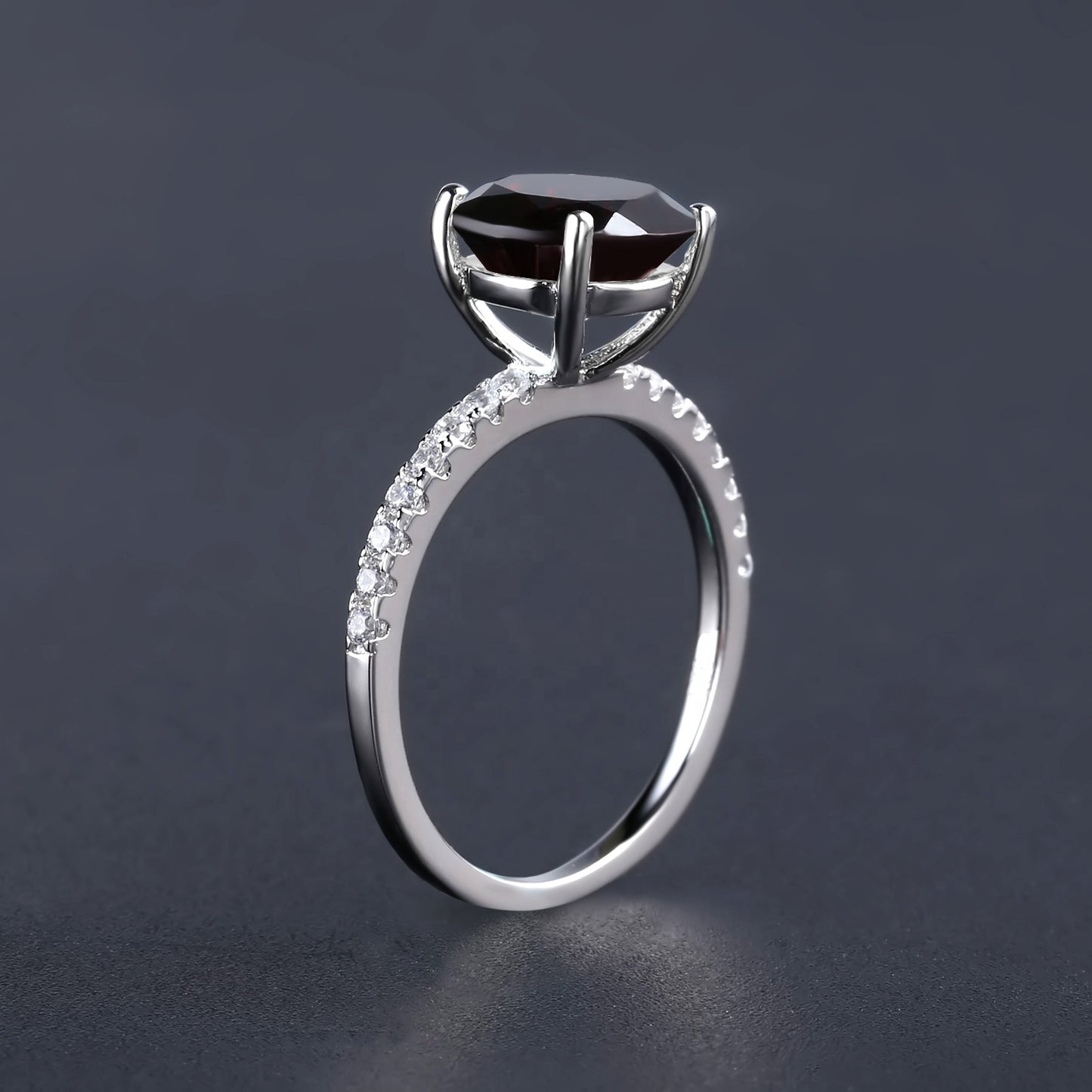 Exquisite Garnet Ring - Round Brilliant Cut